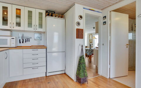 Ecaterina - 100M from the Sea: Piso, Aparato De Cocina, Electrodoméstico, Suelo, Madera, Diseño De Interiores, Cocina, Suelos De Madera, Refrigerador, Mostrador