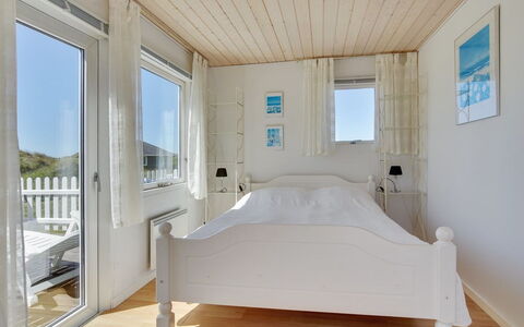 Ecaterina - 100M from the Sea: Habitación, Cama, Madera, Mueble, Suelo, Diseño De Interiores, Sábana, Techo, Lecho, Piso