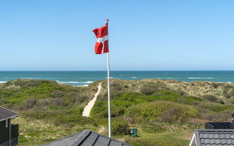 Ecaterina - 100M from the Sea: Cielo, Azul, Verano, Paisaje, Bandera, Polo, Costa, Pendiente, Sombra