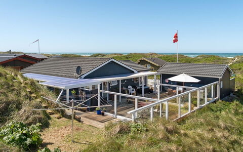 Ecaterina - 100M from the Sea: Techo, Casa, Cabaña, Inmuebles, Porche, Sombra, Vía Muerta, Estructura Al Aire Libre, Edificios Del Jardín, Eco Hotel