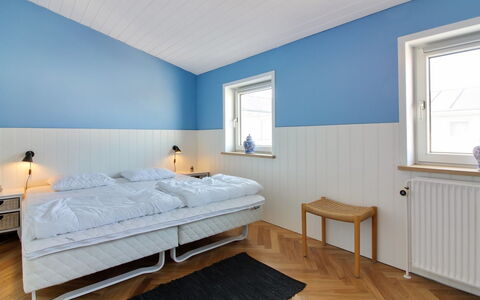 Meglena - 50M from the Sea: Suelo, Diseño De Interiores, Habitación, Techo, Lecho, Cama, Sábana, Marco De La Cama, Linos, Pintar