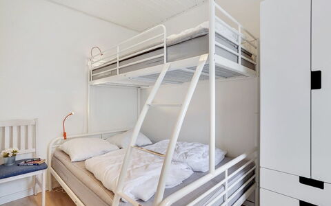 Meglena - 50M from the Sea: Suelo, Habitación, Piso, Cama, Diseño De Interiores, Lecho, Mueble, Litera, Sábana, Suelos De Madera