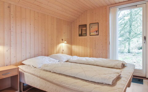 Synnöve - 550M from the Sea: Habitación, Madera, Cama, Diseño De Interiores, Techo, Sábana, Lecho, Habitación, Suelo, Marco De La Cama