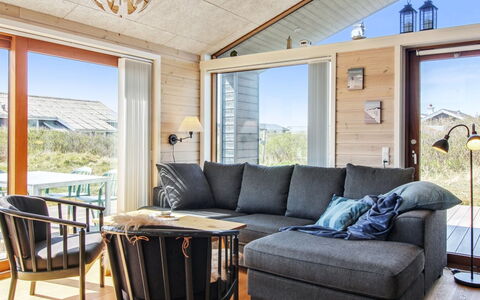 Tuire - 250M from the Sea: Mueble, Madera, Casa, Piso, Suelo, Diseño De Interiores, Silla, Mesa, Sala, Suelos De Madera