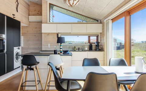 Tuire - 250M from the Sea: Piso, Madera, Diseño De Interiores, Techo, Suelo, Mueble, Suelos De Madera, Cocina Y Comedor Mesa, Lámpara, Cocina