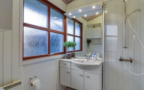 Essie - 250M from the Sea: Arreglo De Tubería, Diseño De Interiores, Lavabo, Baño, Techo, Piso, Grifo, Lavabo Del Baño, Mueble De Baño, Suelo