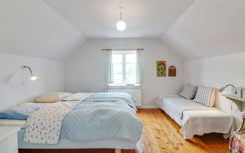 Evangelina - 350M from the Sea: Cama, Habitación, Diseño De Interiores, Lecho, Sábana, Suelo, Madera, Mueble, Techo, Piso