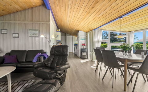 Engelbrecht - 400M from the Sea: Diseño De Interiores, Piso, Madera, Techo, Suelo, Mueble, Suelos De Madera, Sofá, Sala, Habitación