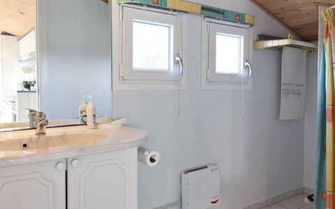 Engelbrecht - 400M from the Sea: Arreglo De Tubería, Diseño De Interiores, Piso, Plomería, Suelo, Grifo, Techo, Habitación, Baño, Lavabo