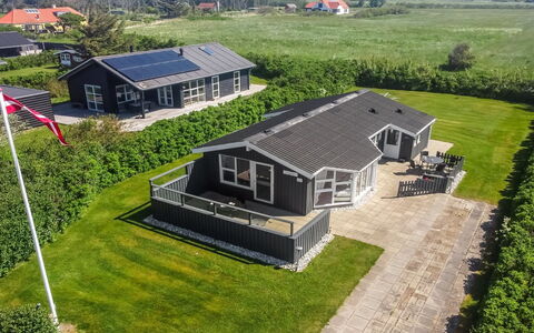 Engelbrecht - 400M from the Sea: Casa, Casa, Puerta, Techo, Cabaña, Inmuebles, Jardín, Sombra, Vía Muerta, Yarda