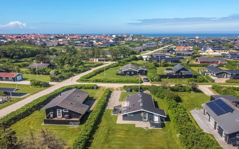 Engelbrecht - 400M from the Sea: Casa, Casa, Puerta, Techo, Cabaña, Inmuebles, Jardín, Sombra, Vía Muerta, Yarda