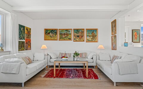 Bruse - 125M from the Sea: Sofá, Mueble, Diseño De Interiores, Piso, Sala, Suelo, Marco, Techo, Casa