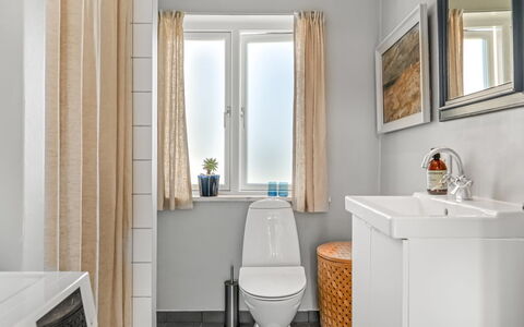 Bruse - 125M from the Sea: Pared, Asiento Del Baño, Diseño De Interiores, Piso, Baño, Arreglo De Tubería, Suelo, Baño, Lavabo, Plomería