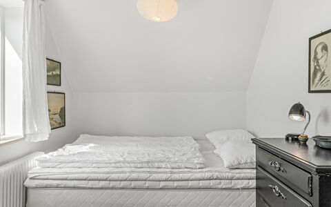 Bruse - 125M from the Sea: Habitación, Piso, Suelo, Linos, Lecho, Diseño De Interiores, Sábana, Cama, Mueble, Marco De La Cama