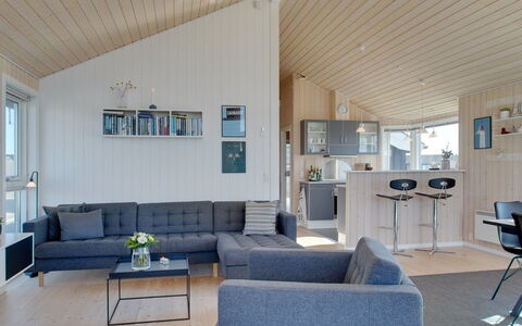 Ulf - 100M from the Sea: Madera, Diseño De Interiores, Techo, Mueble, Piso, Sala, Suelo, Sofá, Lámpara, Casa