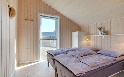 Ulf - 100M from the Sea: Madera, Casa, Techo, Habitación, Madera Dura, Cama, Manchas De Madera, Lecho, Tablón, Marco De La Cama