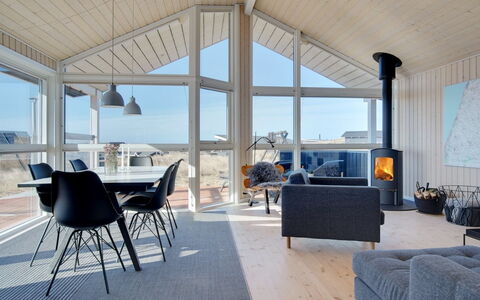 Ulf - 100M from the Sea: Madera, Techo, Piso, Suelo, Casa, Cabaña, Porche, Sala, Madera Dura, Silla