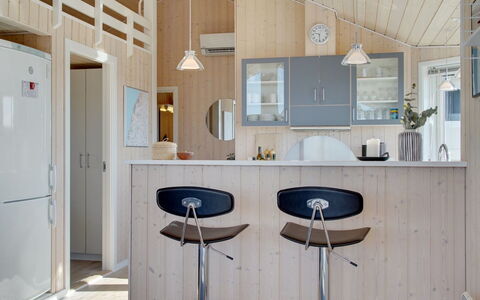 Ulf - 100M from the Sea: Madera, Diseño De Interiores, Piso, Techo, Suelo, Mueble, Cocina, Lámpara, Mostrador, Encendiendo