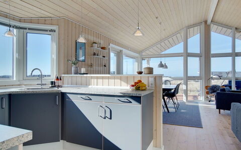 Ulf - 100M from the Sea: Casa, Techo, Mostrador, Cocina, Gabinetes, Lámpara, Lavabo, Cocina Y Comedor Mesa, Silla, Madera Dura