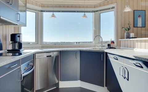 Ulf - 100M from the Sea: Techo, Diseño De Interiores, Piso, Cocina, Mostrador, Aparato De Cocina, Gabinetes, Electrodoméstico, Lámpara, Electrodoméstico