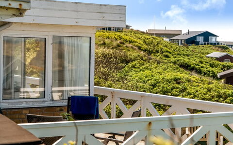 Mielikki - 200M from the Sea: Casa, Casa, Puerta, Techo, Cabaña, Inmuebles, Jardín, Sombra, Vía Muerta, Yarda