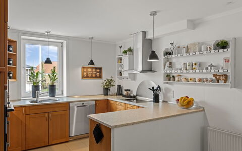 Adelina - 500M from the Sea: Cocina, Mostrador, Aparato De Cocina, Gabinetes, Mueble, Diseño De Interiores, Electrodoméstico, Lámpara, Techo, Piso