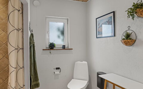 Adelina - 500M from the Sea: Asiento Del Baño, Piso, Pared, Baño, Arreglo De Tubería, Suelo, Diseño De Interiores, Baño, Encendiendo, Habitación