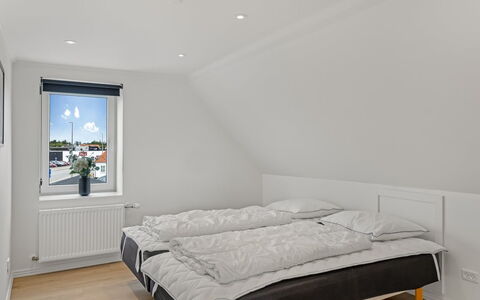 Adelina - 500M from the Sea: Piso, Madera, Suelo, Habitación, Diseño De Interiores, Techo, Suelos De Madera, Lecho, Cama, Sábana