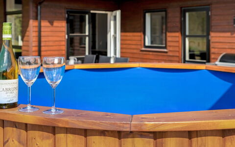 Moreen - 1.5Km from the Sea: Ocio, Piscina, Material Compuesto, Recreación, Manchas De Madera, Madera Dura, Mueble Para Exteriores, Patio Interior, El Plastico, Eco Hotel