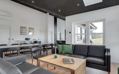 Moreen - 1.5Km from the Sea: Diseño De Interiores, Piso, Mueble, Techo, Suelo, Madera, Habitación, Sala, Encendiendo, Lámpara