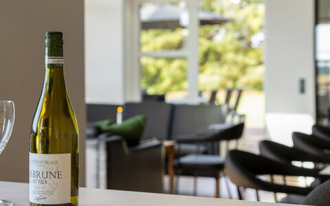 Moreen - 1.5Km from the Sea: Botella, Botella De Vidrio, Botella De Vino, Vino, Drinkware, Vaso, Stemware