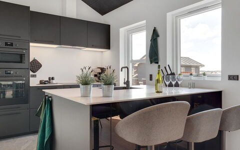 Moreen - 1.5Km from the Sea: Mueble, Diseño De Interiores, Mostrador, Cocina, Piso, Lámpara, Gabinetes, Techo, Suelo, Silla
