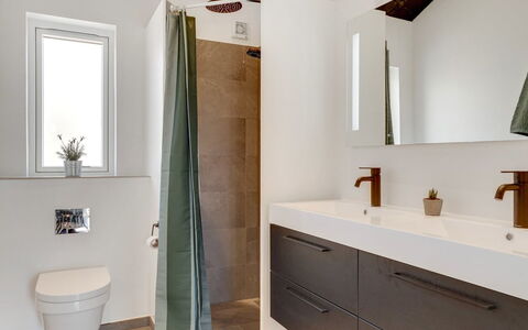 Moreen - 1.5Km from the Sea: Piso, Baño, Diseño De Interiores, Suelo, Pared, Arreglo De Tubería, Madera, Mueble De Baño, Lavabo Del Baño, Espejo