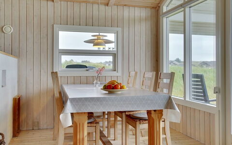 Viktoria - 400M from the Sea: Piso, Madera, Mueble, Diseño De Interiores, Suelo, Techo, Suelos De Madera, Lámpara, Habitación, Madera Dura