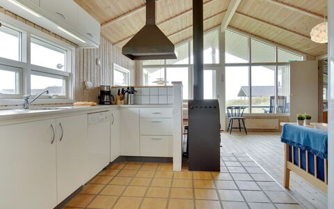 Viktoria - 400M from the Sea: Piso, Suelo, Diseño De Interiores, Cocina, Mueble, Madera, Techo, Mostrador, Suelos De Madera, Gabinetes