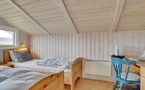 Viktoria - 400M from the Sea: Habitación, Madera, Cama, Diseño De Interiores, Techo, Suelo, Sábana, Lecho, Mueble, Piso