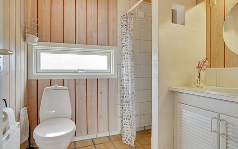 Viktoria - 400M from the Sea: Arreglo De Tubería, Piso, Lavabo Del Baño, Pared, Diseño De Interiores, Suelo, Madera, Lavabo, Baño, Techo