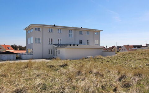 Lenaya - 75M from the Sea: Ventana, Fachada, Arquitectura, Barrio Residencial, Casa, El Terreno Del Lote, Ventana De Guillotina, Inmuebles, La Luz Del Día, Yeso