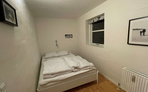 Adla - 450M from the Sea: Cama, Habitación, Suelo, Pared, Piso, Madera, Lecho, Sábana, Diseño De Interiores, Marco De La Cama