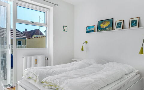 Adla - 450M from the Sea: Habitación, Cama, Diseño De Interiores, Sábana, Lecho, Mueble, Suelo, Piso, Techo, Linos