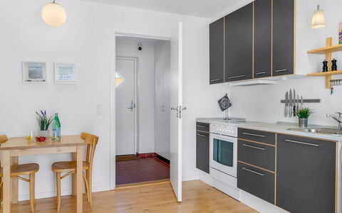 Adla - 450M from the Sea: Piso, Suelos De Madera, Diseño De Interiores, Mueble, Suelo, Madera, Aparato De Cocina, Electrodoméstico, Cocina, Suelo Laminado