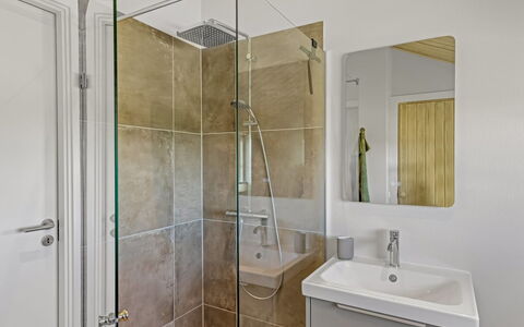 Mieka - 400M from the Sea: Piso, Diseño De Interiores, Suelo, Arreglo De Tubería, Baño, Plomería, Techo, Encendiendo, Habitación, Ducha