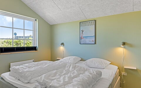 Mieka - 400M from the Sea: Habitación, Diseño De Interiores, Techo, Cama, Suelo, Piso, Sábana, Lecho, Marco De La Cama, Habitación
