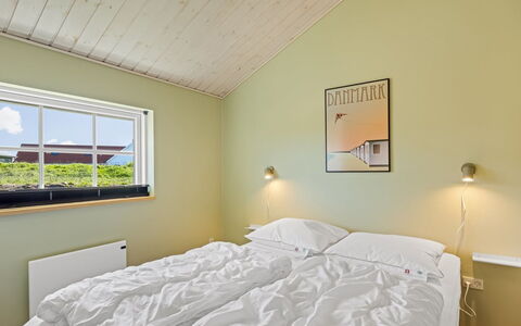Mieka - 400M from the Sea: Techo, Diseño De Interiores, Habitación, Cama, Casa, Marco De La Cama, Lecho, Sábana, Madera Dura, Lámpara