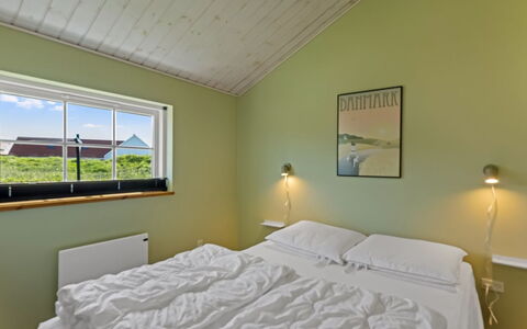 Mieka - 400M from the Sea: Techo, Habitación, Diseño De Interiores, Cama, Casa, Marco De La Cama, Suelo, Lecho, Sábana, Habitación