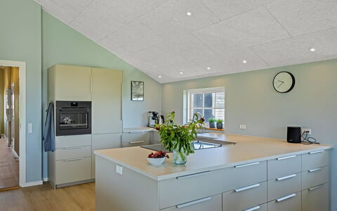 Mieka - 400M from the Sea: Techo, Piso, Diseño De Interiores, Suelo, Lámpara, Cocina, Mostrador, Gabinetes, Suelos De Madera