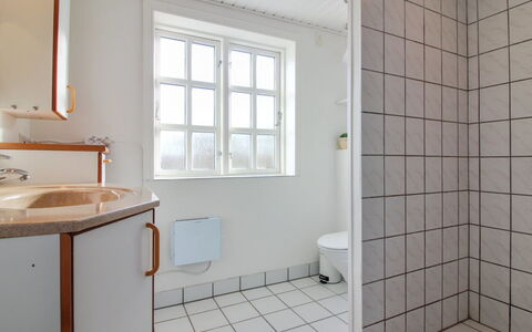 Fania - 200M from the Sea: Arreglo De Tubería, Piso, Suelo, Plomería, Baño, Lavabo, Techo, Material Compuesto, Grifo, Departamento