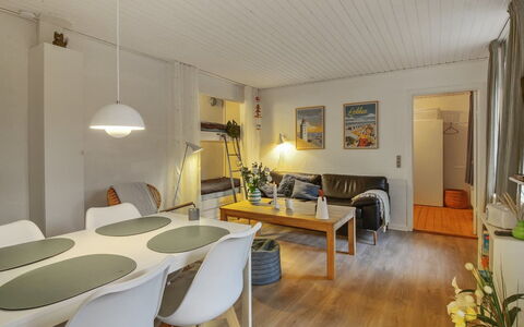 Ingert - 250M from the Sea: Diseño De Interiores, Mueble, Piso, Pared, Sofá, Suelo, Techo, Madera, Habitación, Sala