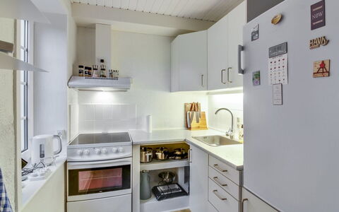 Ingert - 250M from the Sea: Aparato De Cocina, Cocina, Electrodoméstico, Mostrador, Diseño De Interiores, Electrodoméstico, Gabinetes, Piso, Mueble, Madera