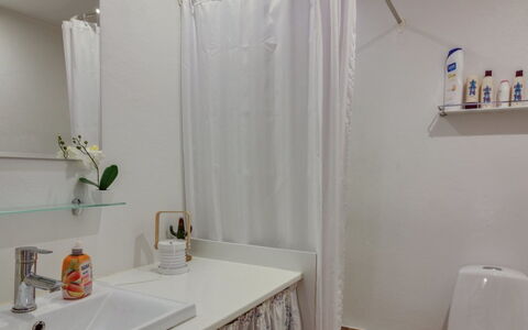 Ingert - 250M from the Sea: Baño, Diseño De Interiores, Pared, Arreglo De Tubería, Cortina De La Ducha, Piso, Textil, Cortina, Lavabo Del Baño, Suelo
